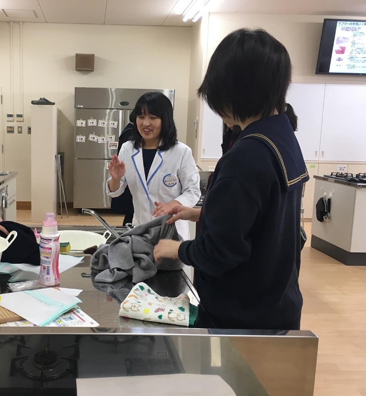 ライオンで洗濯用洗剤などの開発や調査に約20年間携わってきた大貫和泉さん。2児の母親としての経験を活かしながら、現在は「お洗濯マイスター」として日々の洗濯に役立つ情報を広く伝える活動を行なっている。消費生活アドバイザー、繊維製品品質管理士、健康予防管理専門士