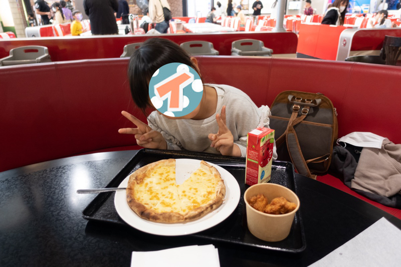 娘はピザを丸ごと食べていました、大きくなったね
