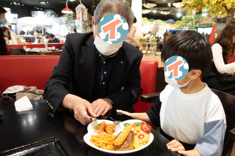 息子はじいちゃんと一緒にランチ