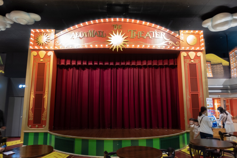 娘がチャレンジしたダンサーは中央のステージでお披露目