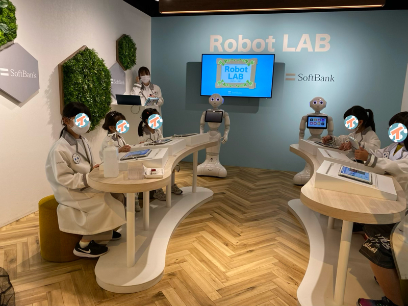 未来を感じるロボットエンジニアはロボットのプログラミング体験