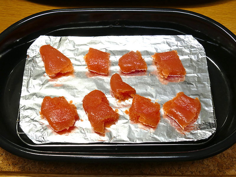 アルミホイルを網の上に敷き、たらこを並べるだけ