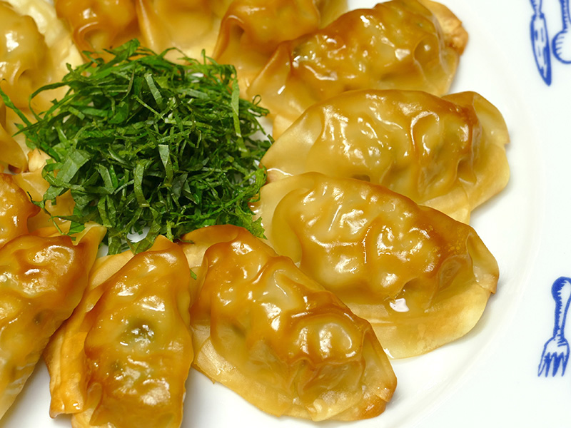 皮のフチはパリッと食感良く、餡はジューシー。肉の旨味が一層引き立つ一品だ