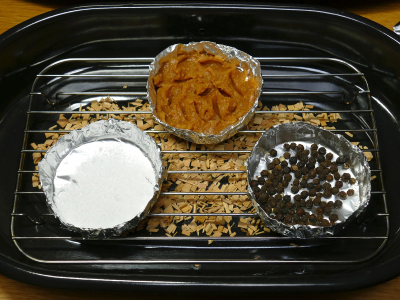 アルミ製のカップに粗塩、味噌、粒こしょうを計量して入れ、ホイル無しの網に載せ、「弱め:タイマー15分」でスタート