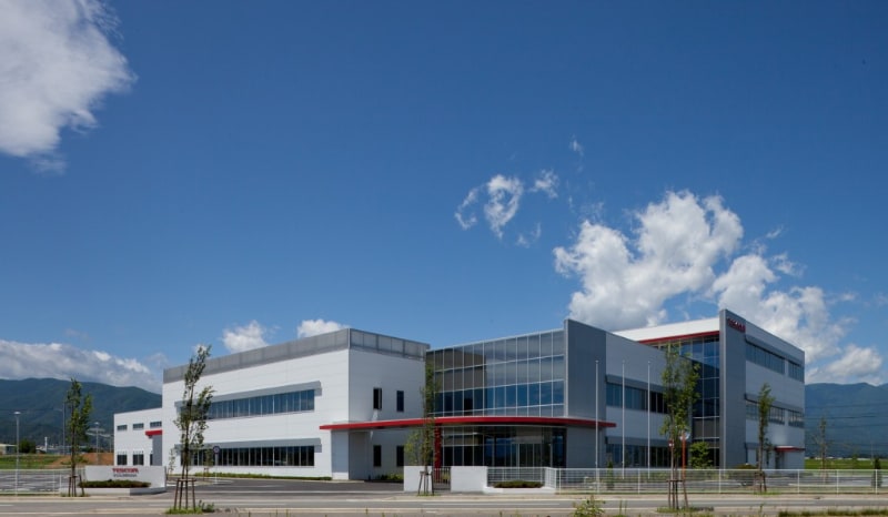 安房峠を抱える穂高や立山連峰、白馬を背負うテスコムは大自然に囲まれ、太陽光発電を持ち環境にも優しい工場だ