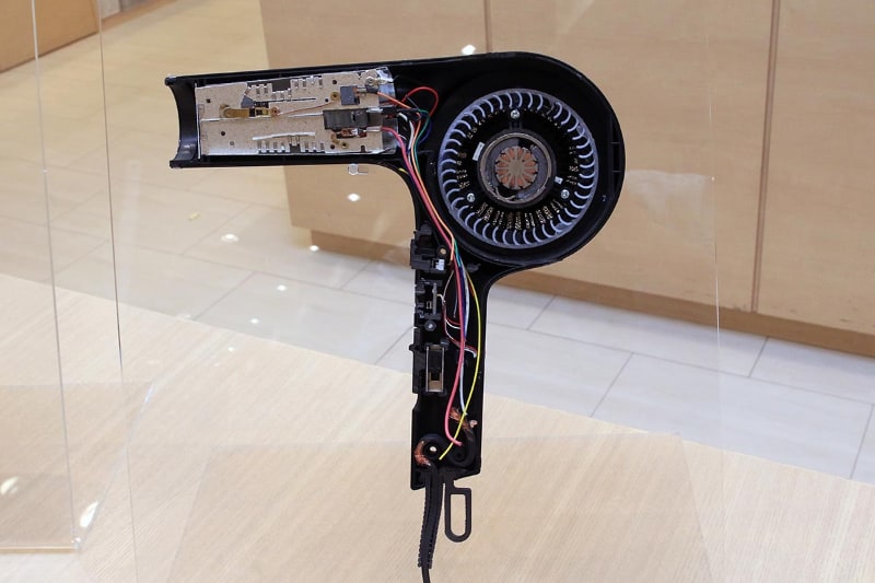 サイズを大きくするほとんどの要因は中央にある丸いファンとそれに付随する機能。モーターは大型のものが横向きに付いている。シロッコファンは換気扇などでも使われる大風速向けのファン