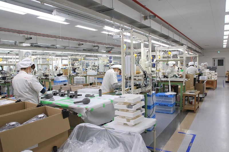 1台1台、丁寧に組み立てられていくライン生産