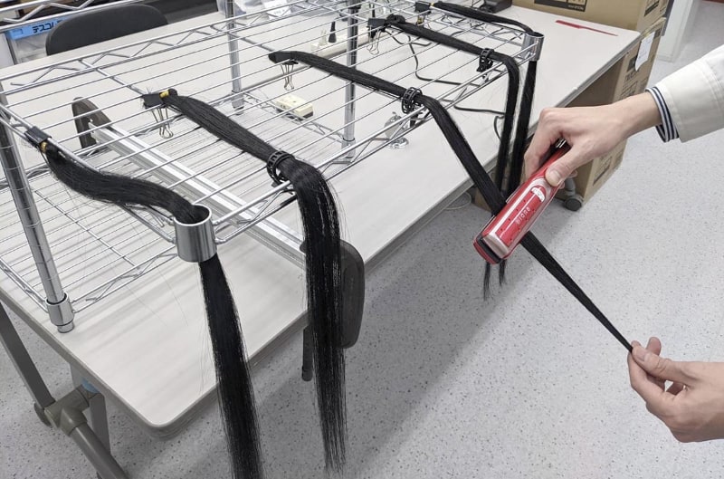 髪の毛に与えるダメージや機器に与えるダメージ、すべりの感触などを実際に何万回もテストする。何万回という試験なのでテストする人も大変そう