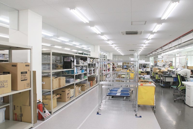 万が一部品が故障しても部品のストックヤードに何年間も交換部品が保管されおり、ここで修理をする