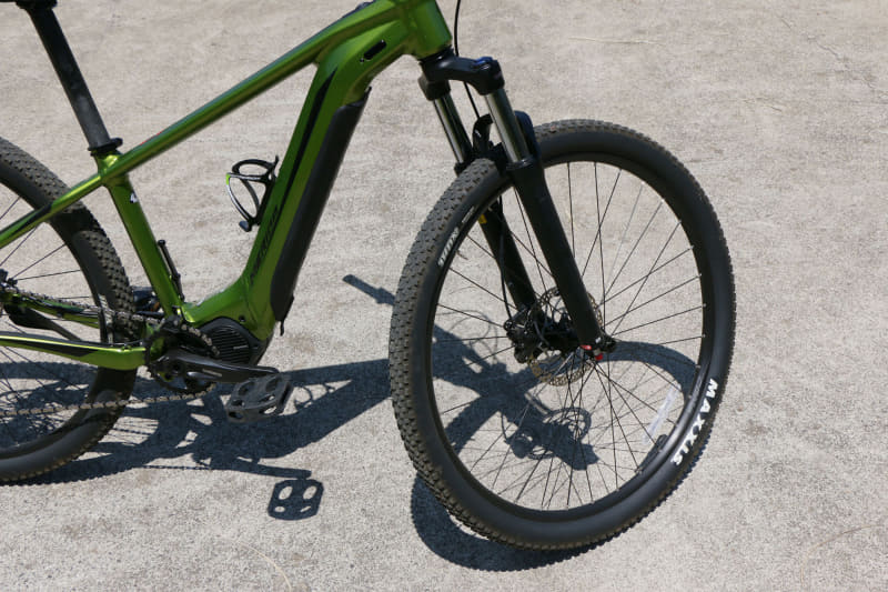 装着されているタイヤはノブが低めで、キックスタンドもついているのでオンロードのサイクリングにも便利