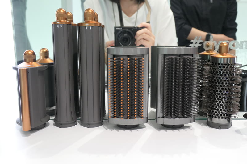 左から、「スムージングドライヤー」「Airwrap カーラー ロング(30mm/40mm)」「スムージングブラシ(ソフト/ハード)」「ラウンドボリュームブラシ」