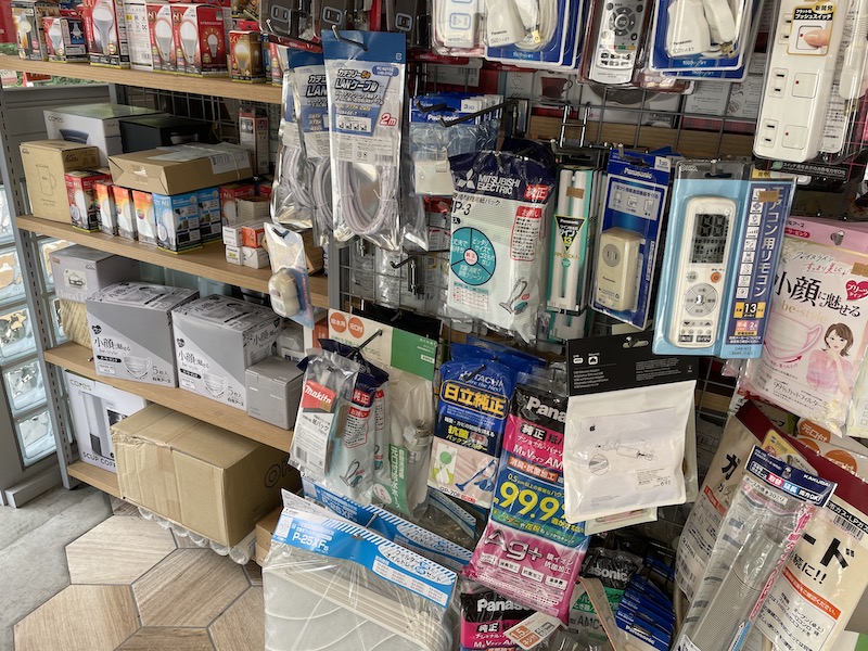 店内のあちらこちらに、電源タップやLED電球、掃除機の紙パック、乾電池やケーブル類が