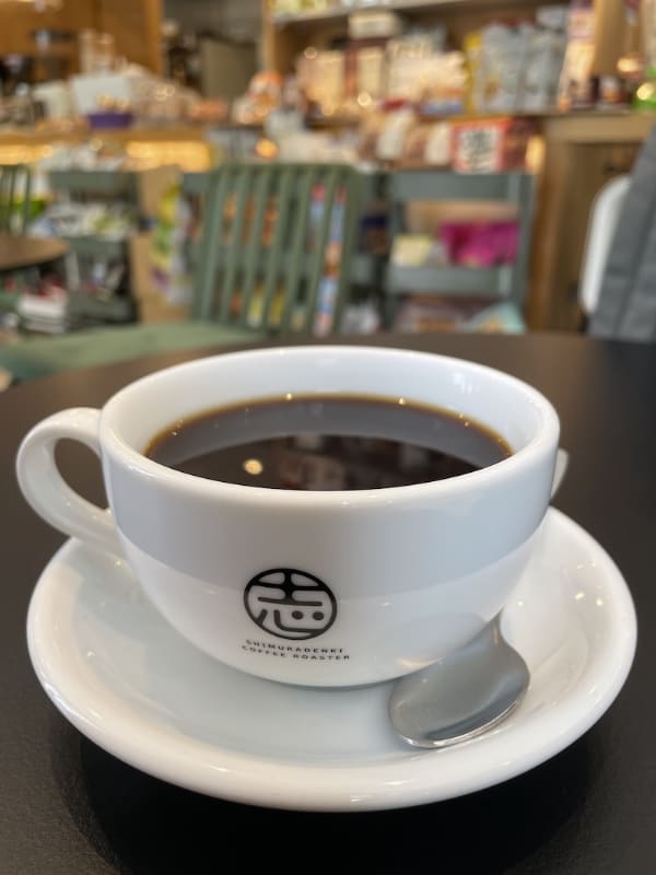 電器屋さんのカフェだからといって、コーヒーメーカーで淹れるわけではなく、もちろんハンドドリップ。ペーパーではなく金属のメッシュフィルターを使用している