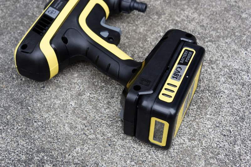 バッテリーを本体の洗浄ガンにカシャッと装着