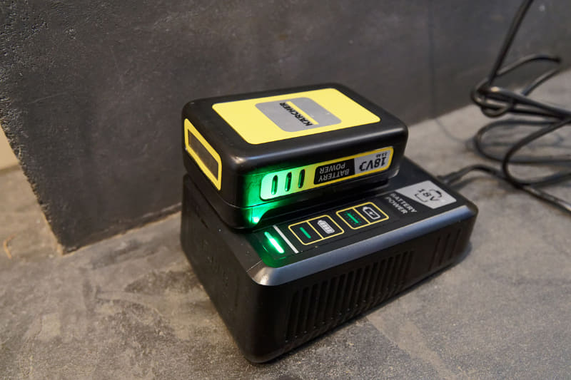 付属充電器より高速に充電できる「バッテリーパワー専用急速充電器 BC 18V」。それでも使えない時間はできてしまうが……