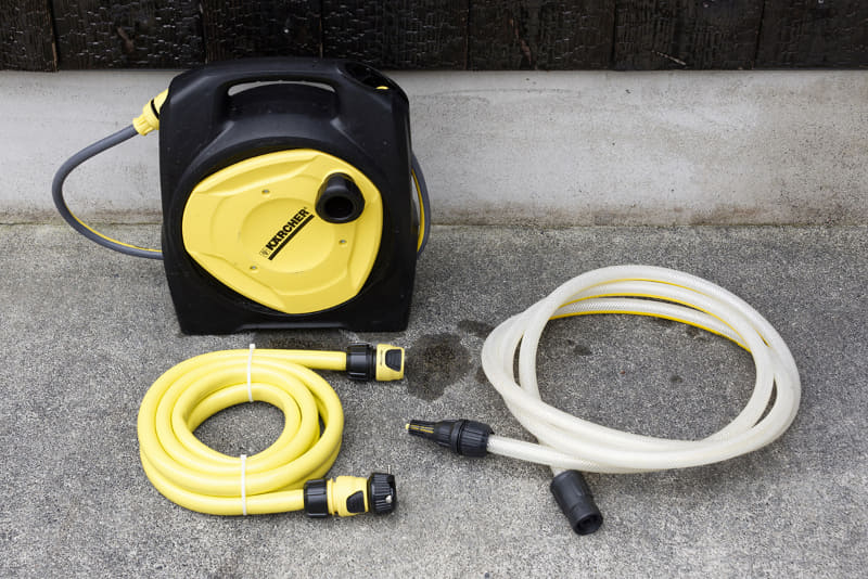 必要に応じて「コンパクトホースリール」(奥)、「3M 水道ホースセット」(左)、「自吸用ホース」(右)といったオプション品も利用したい