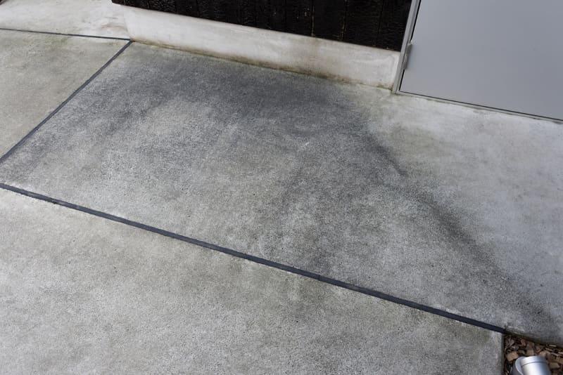 清掃完了後、乾いた状態がこちら。さすがに沈着した黒い汚れを全部取りきることはできなかったが、作業前より全体的に白っぽくなっていることがわかるだろうか