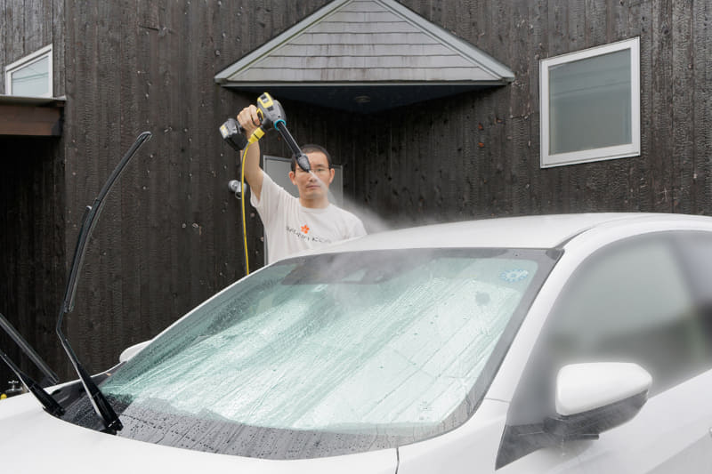 先ほどの洗車のときも何げなく掲げて使っていたが、片手で軽々と扱えるのはモバイルな「KHB 6」だからこそ