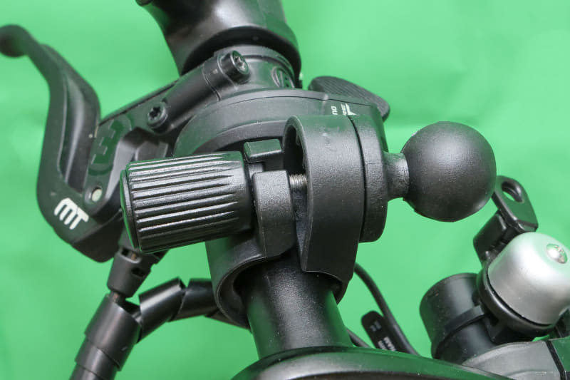 そして指で回せるネジを装着