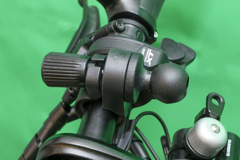 あとはネジを締めていきます。ネジは樹脂製で大径なので力を込めやすい