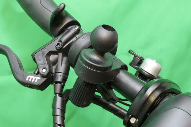 RAM MOUNTSは向きの自由度がかなり高いマウントシステムなので、だいたいの位置に取り付ければ大丈夫