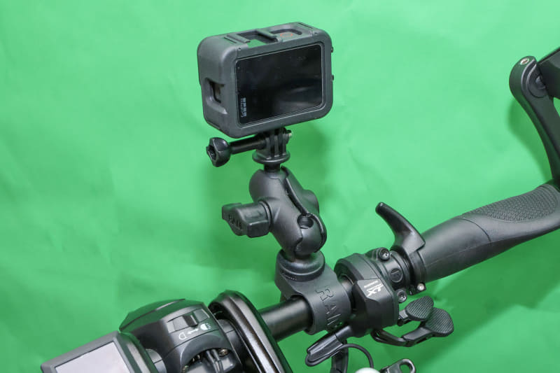 マウントパーツをGoPro対応のものに換えれば、GoProアクションカムを車載して撮影しながら走ることができます