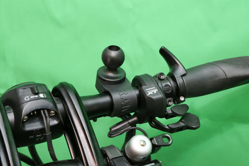 さっそく上記のベースパーツを自転車のハンドルに取り付けてみました。丸いボールがあるものがそのベースパーツです。工具なしで取り付けられるので非常に手軽に使い始められます