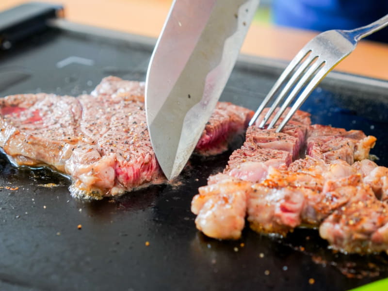 プレート部にガラスセラミックスを採用し、金属のヘラや包丁、ナイフなどもそのままプレート面で使用可能