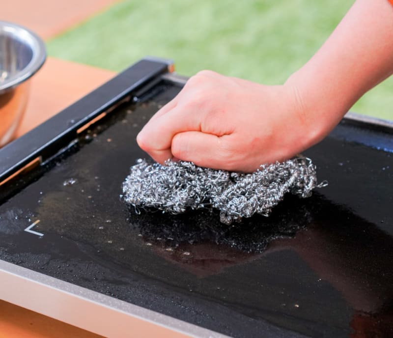 使用後は、金属タワシで洗える