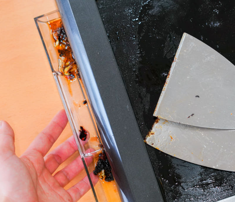 本体左側には排水口とトレイがあり、汚れや油を落とせる