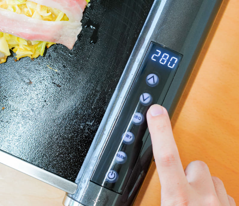 本体右側のLEDタッチパネルで火力を調整できる