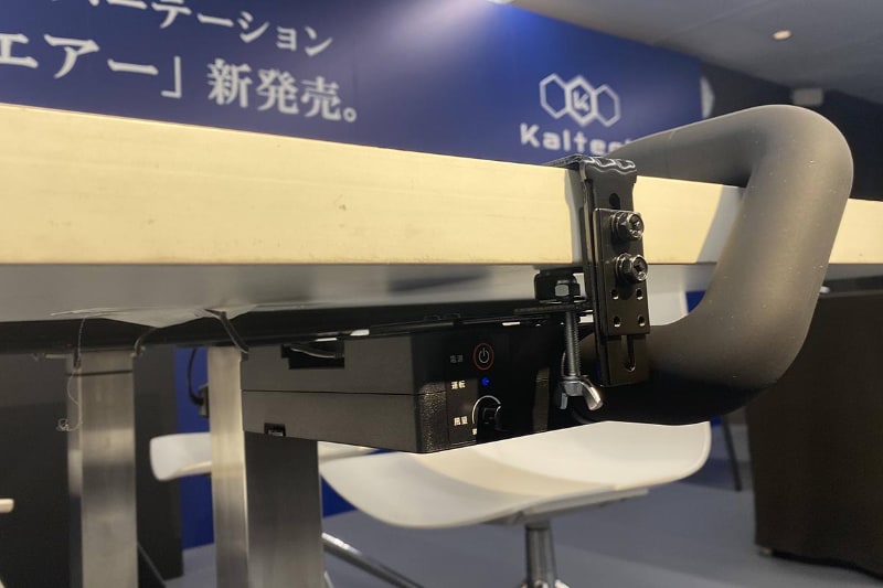 机の下へは金具で固定