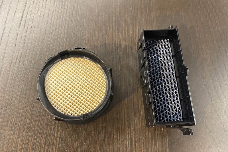 従来の光触媒フィルター(左)と、活性炭を用いた新フィルター(右)