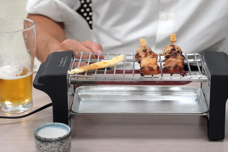 せんべろメーカーで焼き鳥やスルメを炙る。結構火力が強く、すぐ温まる