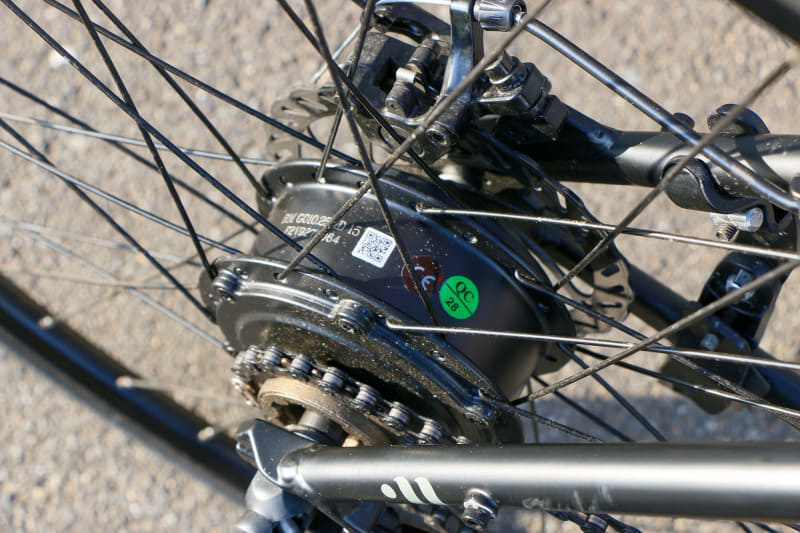 ハブと一体となったドライブユニットはバーファン製。センタータイプより、自転車のシルエットに影響しないのもメリットです