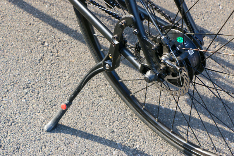 街乗りe-bikeには付いていてほしいサイドスタンドも装備されていましたが、これは別売のオプションで価格は2,200円