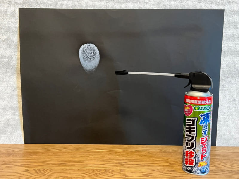 アース製薬「ナチュラス 凍らすジェット ゴキブリ秒殺」。ゴキブリを凍らせて動きを止めます
