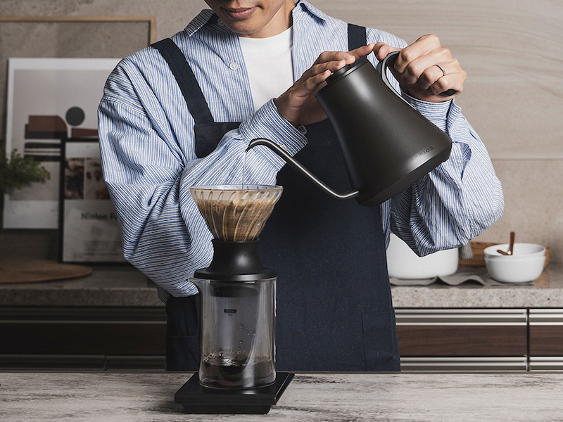蒸気が垂直に噴き出すように設計。ドリップ時に蓋に手を添える際にも、蒸気による火傷のリスクを避けられる
