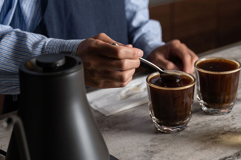 カッピングスプーンとは、コーヒーの香りや味を評価する際に使用する専用のスプーン