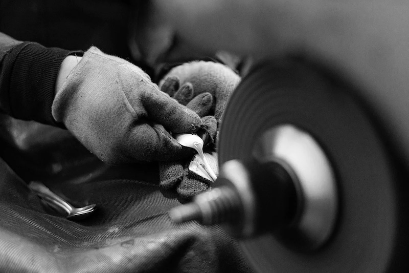 熟練の職人の手で、ひとつひとつ丁寧に作り上げる