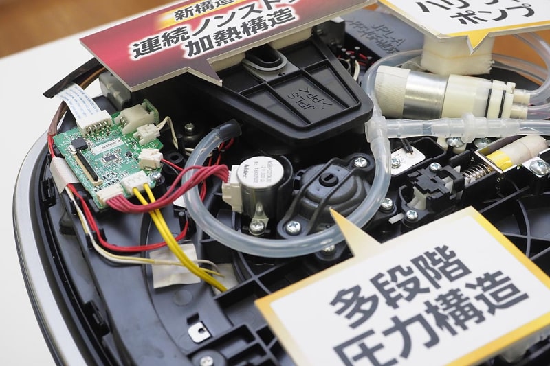 ポンプ部に新たな風の通り道(左側のチューブの部分)を作った。内釜の中へ直接ではなく、上部にある空間に風を送って吹きこぼれを防ぐ