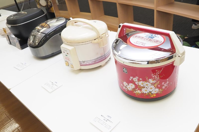 1971年の電子ジャー「炊きたて ELC型」(右)など、これまでの製品