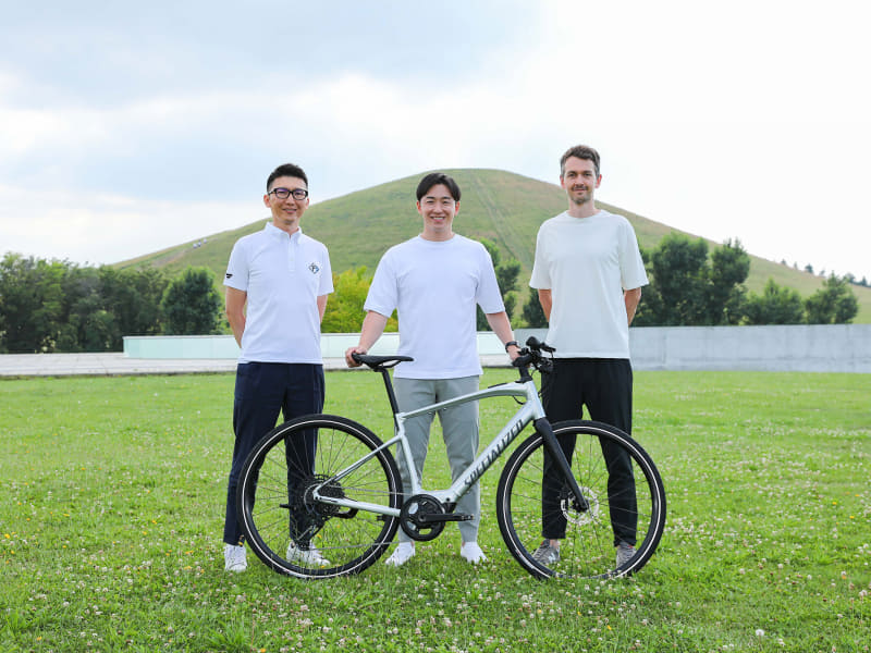 発表会のトークショーには元・日本ハムファイターズ投手の斎藤佑樹さんも登場。スペシャライズドのe-bike「VADO」オーナーでもあり、e-bikeの魅力を実感しているという。写真は左から、株式会社ファイターズスポーツ＆エンターテイメント 事業統轄本部 事業企画部長 小林 兼氏、株式会社斎藤佑樹 代表 斎藤佑樹氏、スペシャライズド・ジャパン合同会社 マーケティング・ディレクター ゴチエ・ルックマン氏