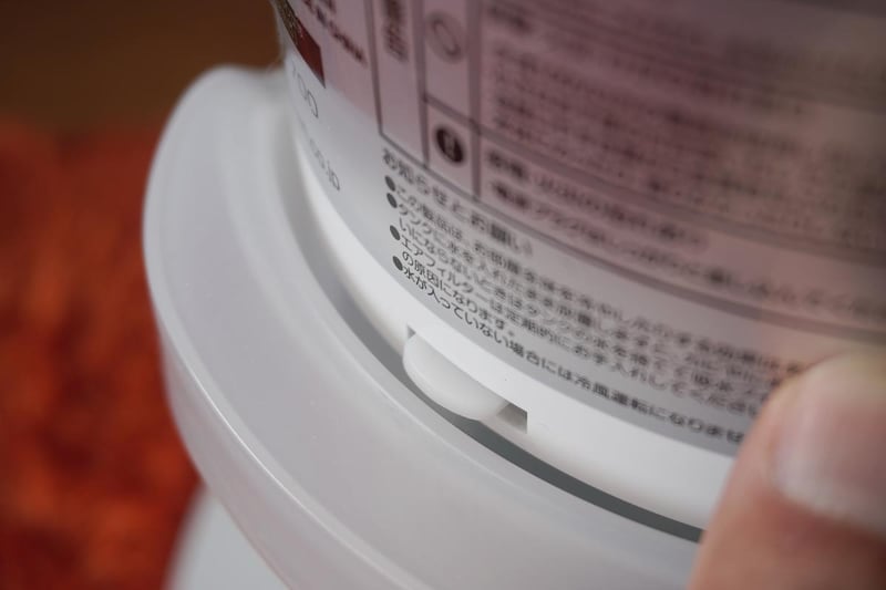 水タンクのエッジでボタンを押すと、吸水ポンプが降りてくる