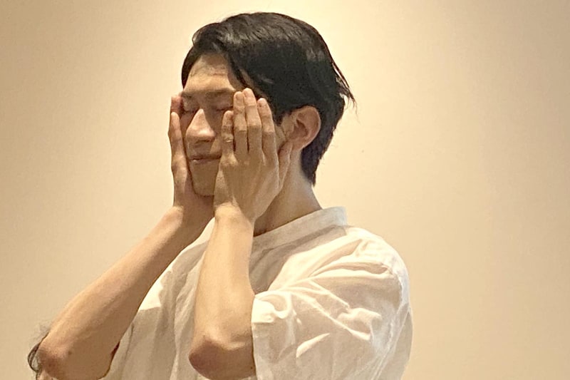 ローションとモイスチャーを顔になじませて頬を優しくプレス