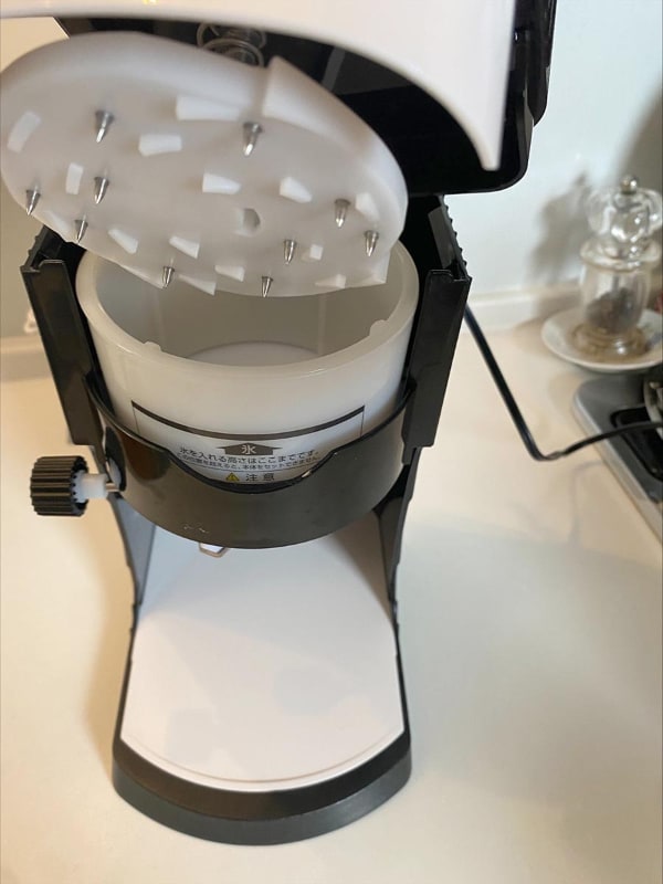 スパイクがついた上のカバーを「OPEN」の状態で氷を押すように押し込みます