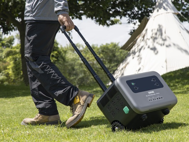 ハンドルとホイールを搭載。移動しやすくアウトドアでも活躍