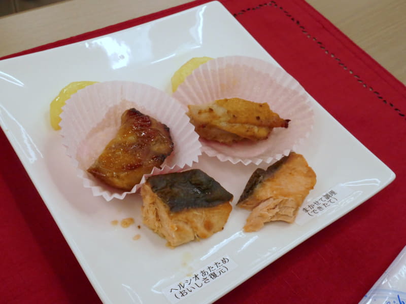 ヘルシオあたためとまかせて調理の食べ比べ。手前から焼き鮭、鶏の照り焼き、ポテト