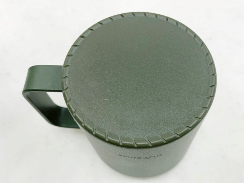 底面はポリカーボネート製。溝が入っているため滑りにくい