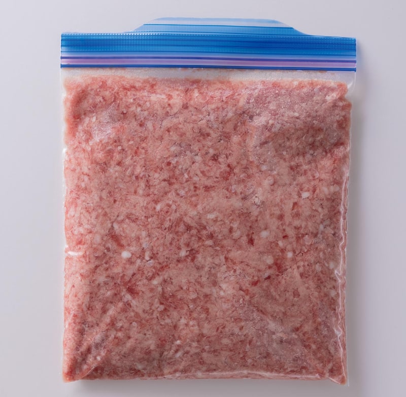 いちいち小分けするのが面倒なひき肉も、薄い板状に冷凍すれば必要な量だけ割って利用できる